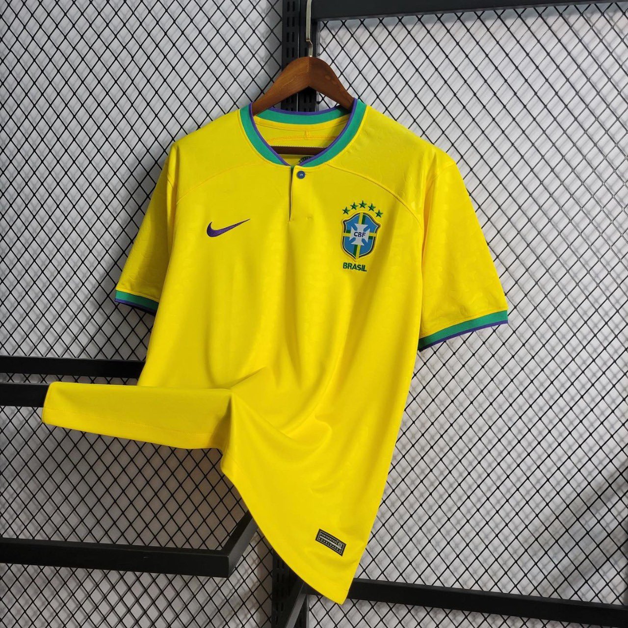 Camisa da seleção brasileira ou 300$ no pix